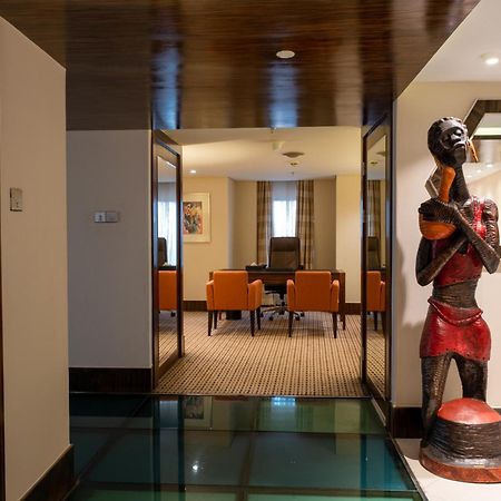 เดอะ ลากอส คอนติเนนตัล โฮเต็ล Hotel ภายนอก รูปภาพ The interior of a suite at the Taj Bengal
