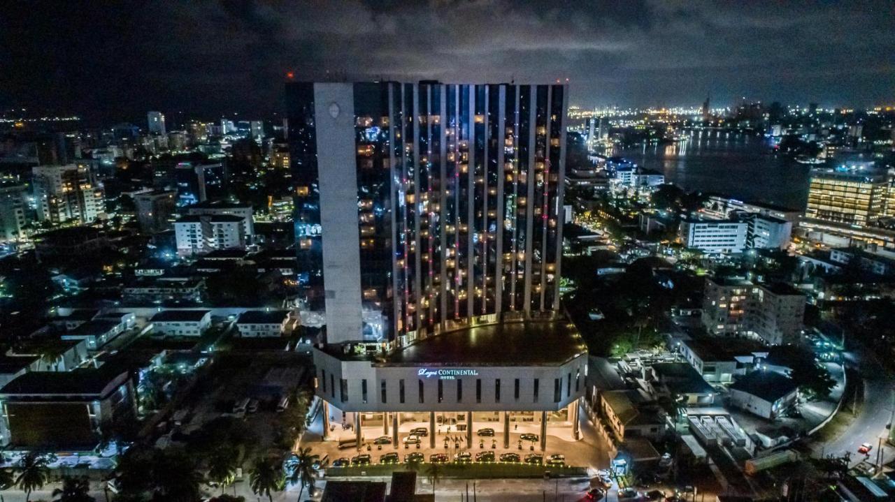 เดอะ ลากอส คอนติเนนตัล โฮเต็ล Hotel ภายนอก รูปภาพ Aerial view of the building at night