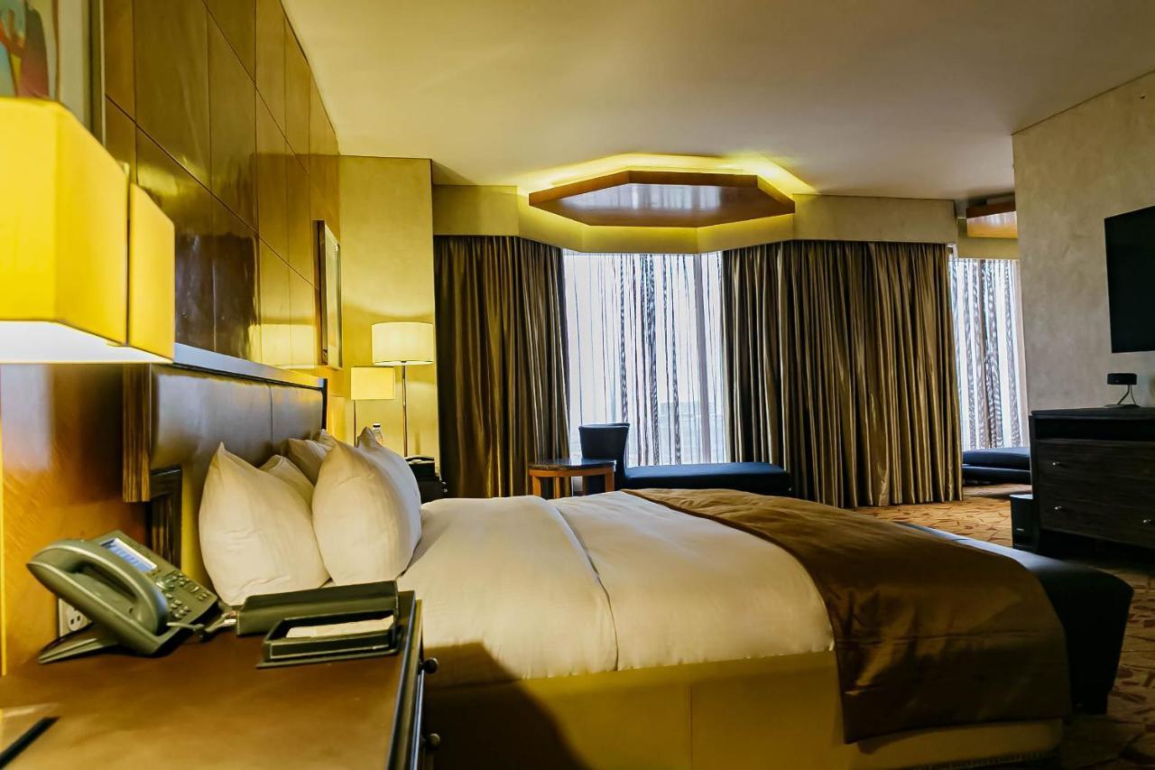 เดอะ ลากอส คอนติเนนตัล โฮเต็ล Hotel ภายนอก รูปภาพ A room at the hotel