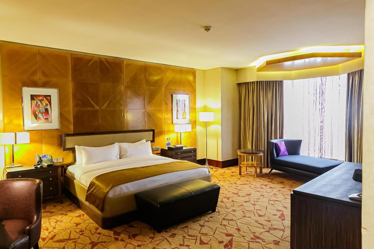 เดอะ ลากอส คอนติเนนตัล โฮเต็ล Hotel ภายนอก รูปภาพ A suite at the hotel