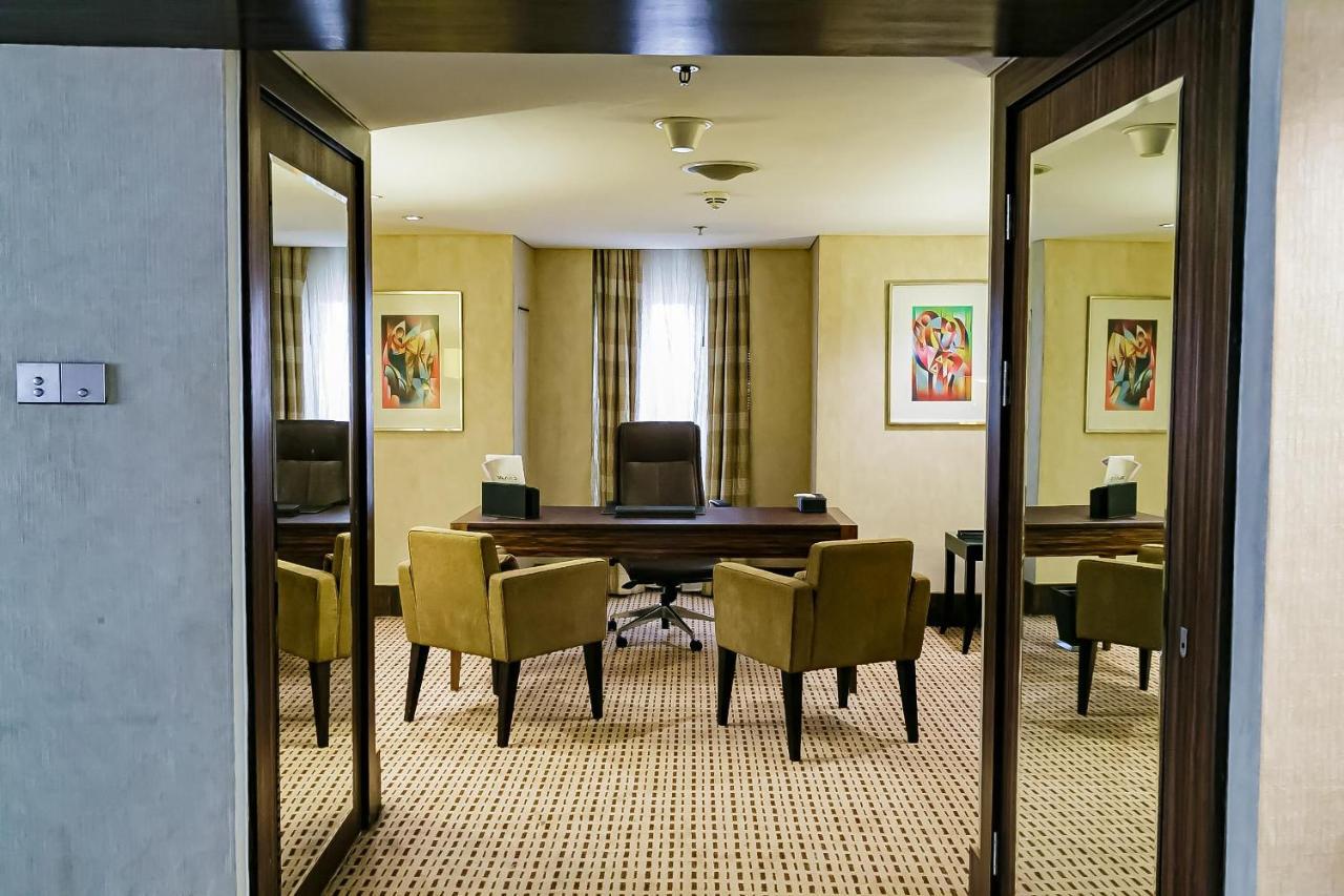 เดอะ ลากอส คอนติเนนตัล โฮเต็ล Hotel ภายนอก รูปภาพ A typical office at the Dubai International Financial Centre