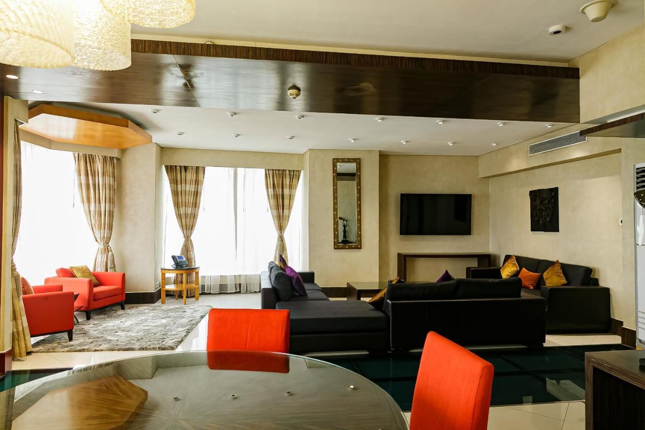 เดอะ ลากอส คอนติเนนตัล โฮเต็ล Hotel ภายนอก รูปภาพ A living room in a luxury apartment