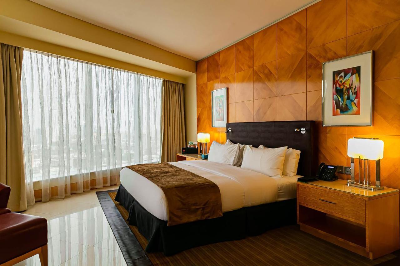 เดอะ ลากอส คอนติเนนตัล โฮเต็ล Hotel ภายนอก รูปภาพ A bedroom at the Ritz-Carlton, Dubai