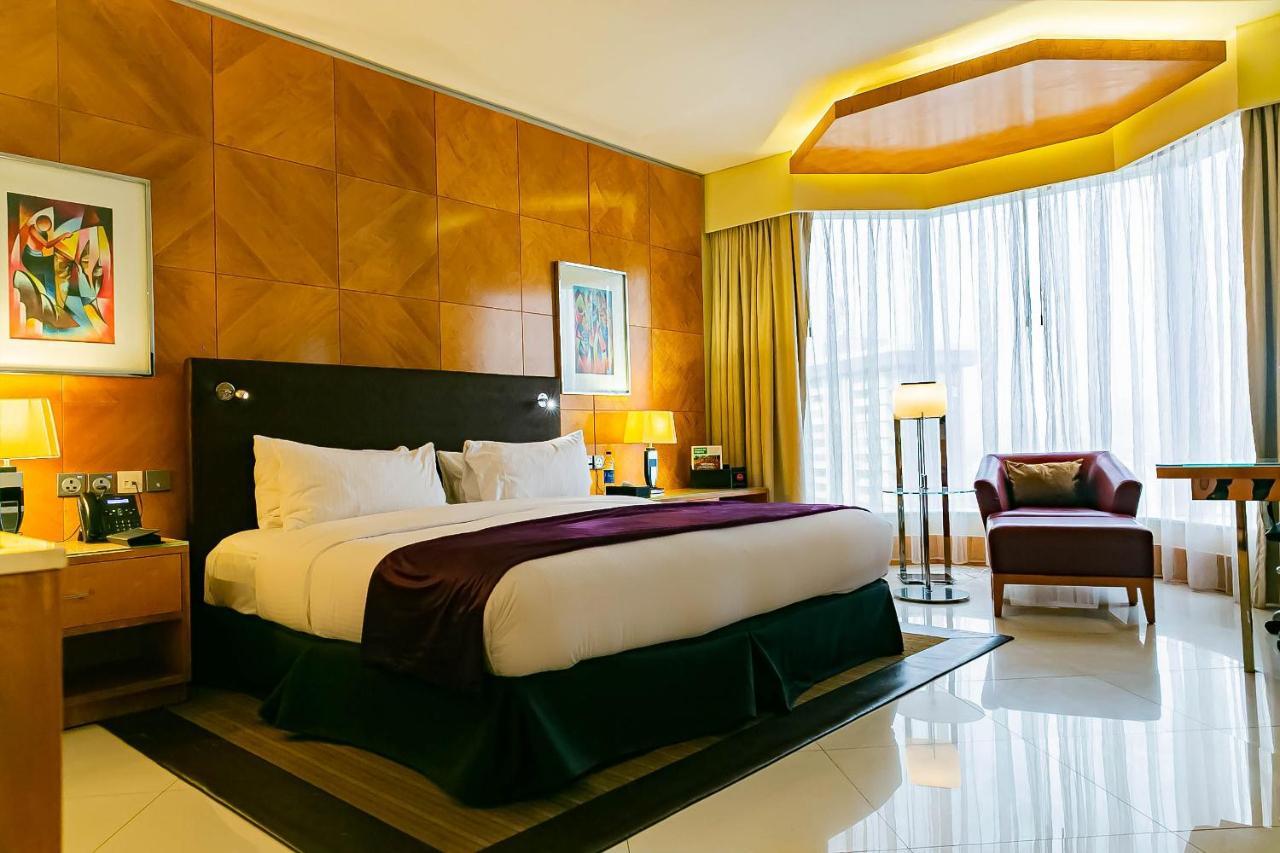 เดอะ ลากอส คอนติเนนตัล โฮเต็ล Hotel ภายนอก รูปภาพ A bedroom at the hotel