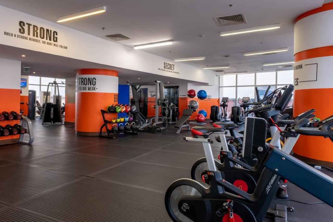 เดอะ ลากอส คอนติเนนตัล โฮเต็ล Hotel ภายนอก รูปภาพ The gym at the University of Roehampton