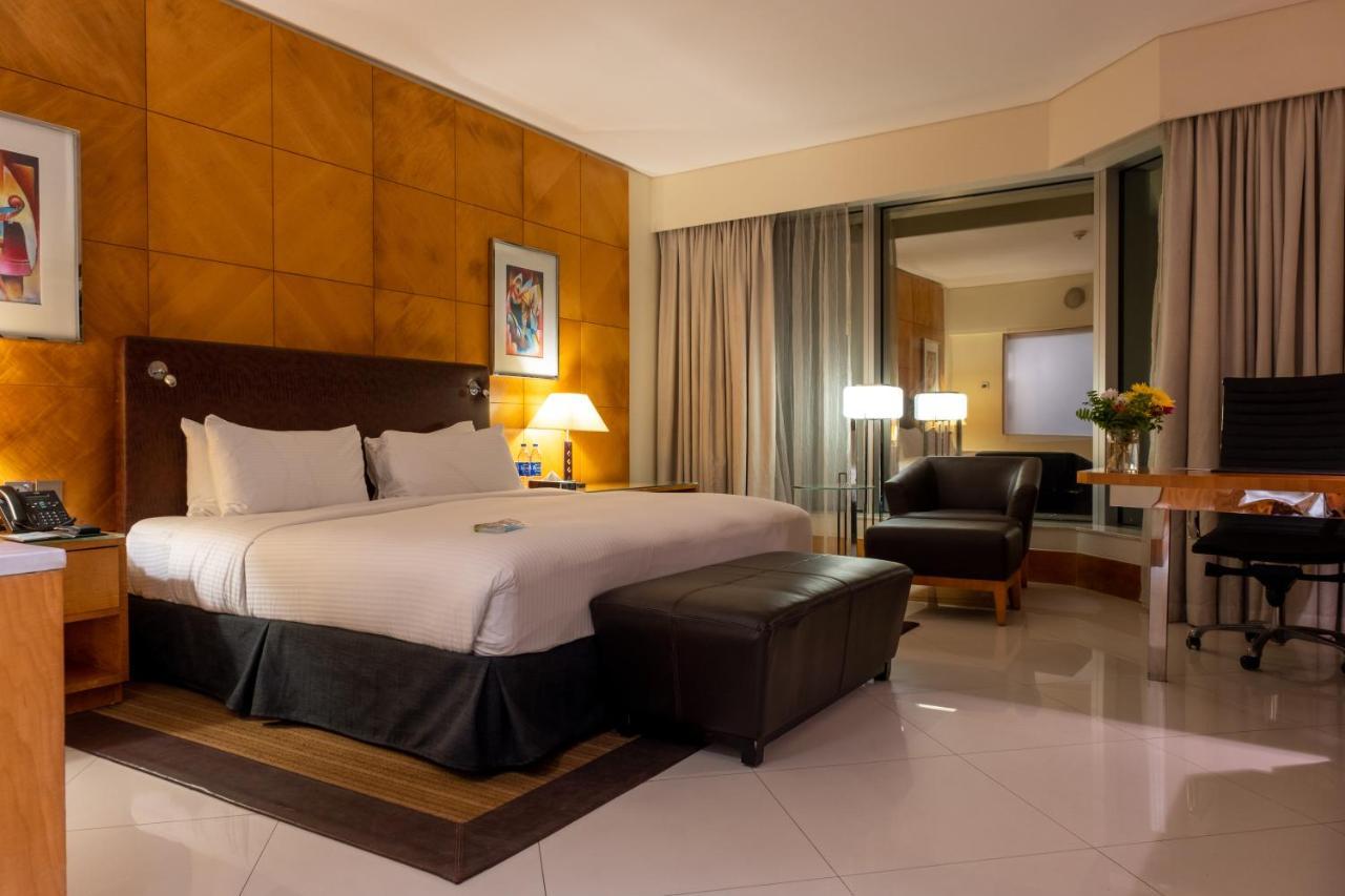 เดอะ ลากอส คอนติเนนตัล โฮเต็ล Hotel ภายนอก รูปภาพ A room at the Hilton Abuja