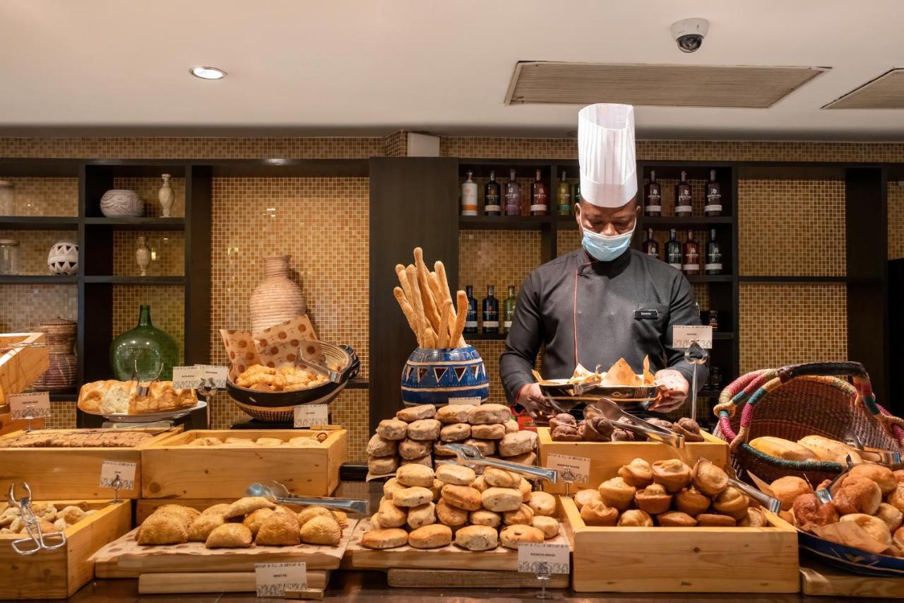 เดอะ ลากอส คอนติเนนตัล โฮเต็ล Hotel ภายนอก รูปภาพ A pastry chef at work