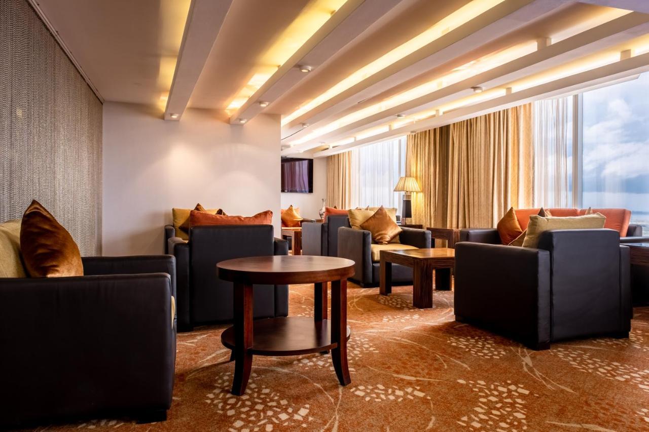 เดอะ ลากอส คอนติเนนตัล โฮเต็ล Hotel ภายนอก รูปภาพ The Club lounge at Hong Kong International Airport