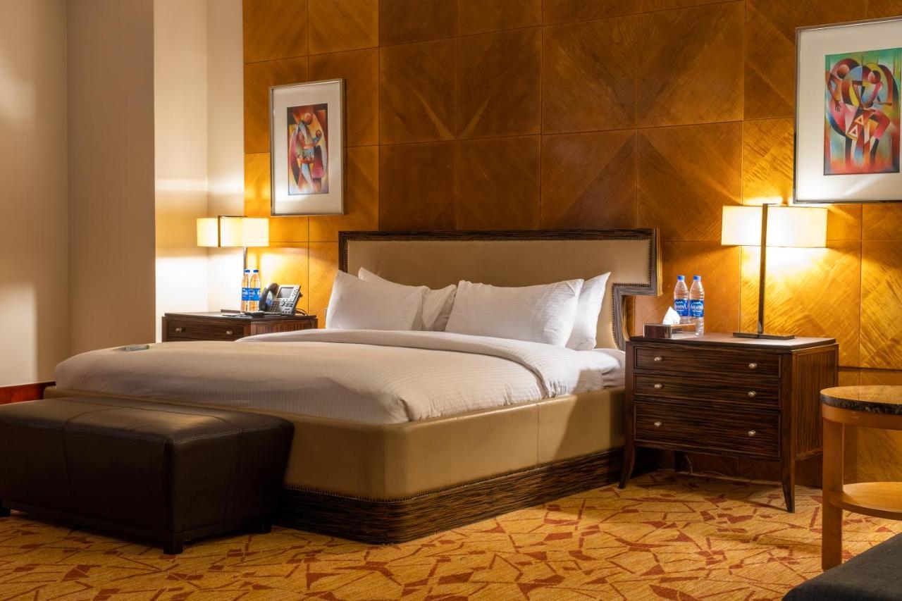 เดอะ ลากอส คอนติเนนตัล โฮเต็ล Hotel ภายนอก รูปภาพ A bedroom at the Fairmont