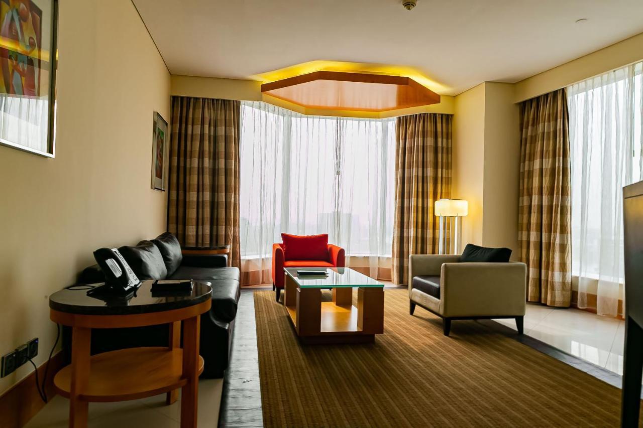 เดอะ ลากอส คอนติเนนตัล โฮเต็ล Hotel ภายนอก รูปภาพ Living room of a suite at the hotel
