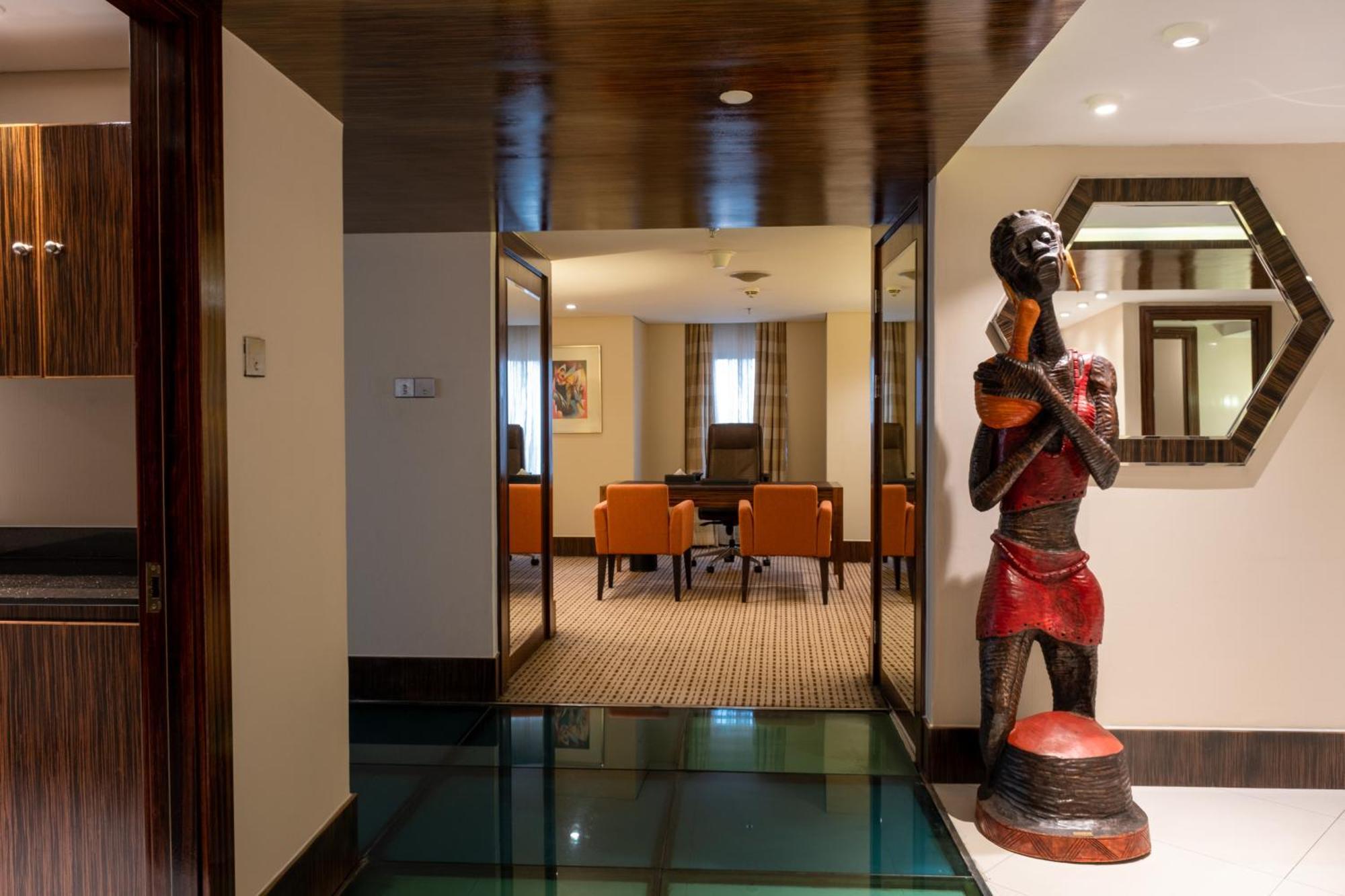 เดอะ ลากอส คอนติเนนตัล โฮเต็ล Hotel ภายนอก รูปภาพ The interior of a suite at the Taj Bengal