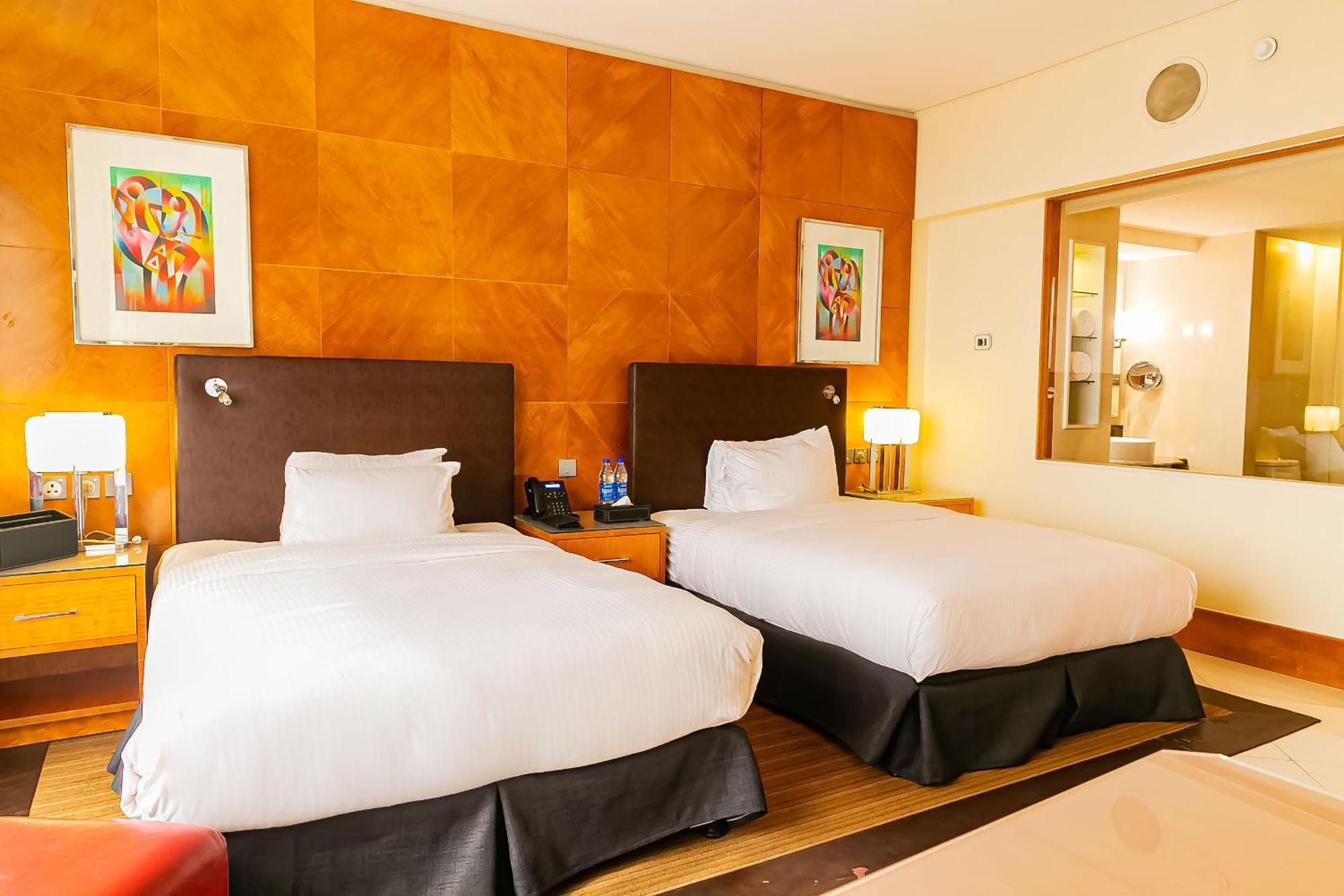 เดอะ ลากอส คอนติเนนตัล โฮเต็ล Hotel ภายนอก รูปภาพ A room at the hotel