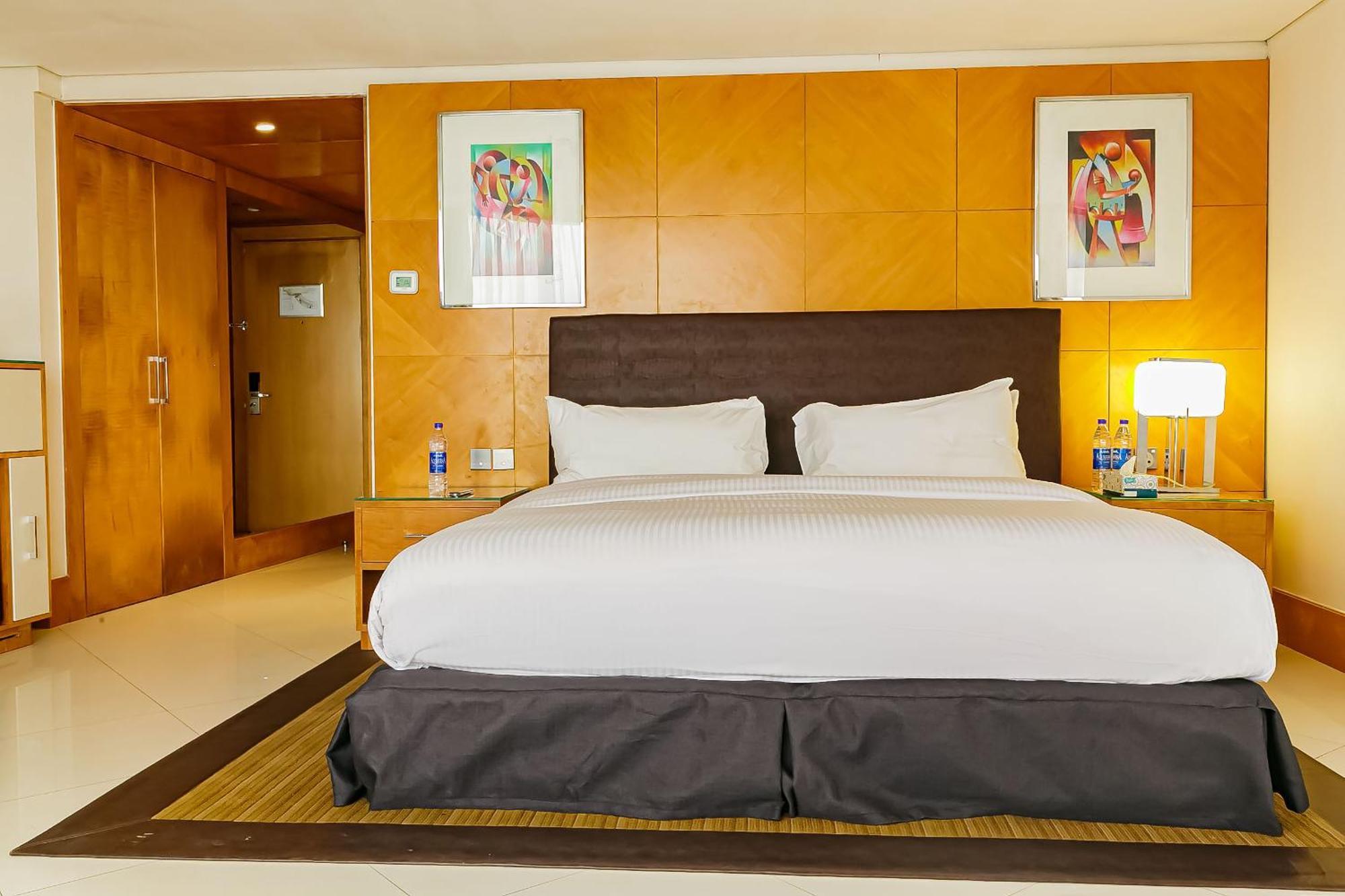 เดอะ ลากอส คอนติเนนตัล โฮเต็ล Hotel ภายนอก รูปภาพ A bedroom at the hotel