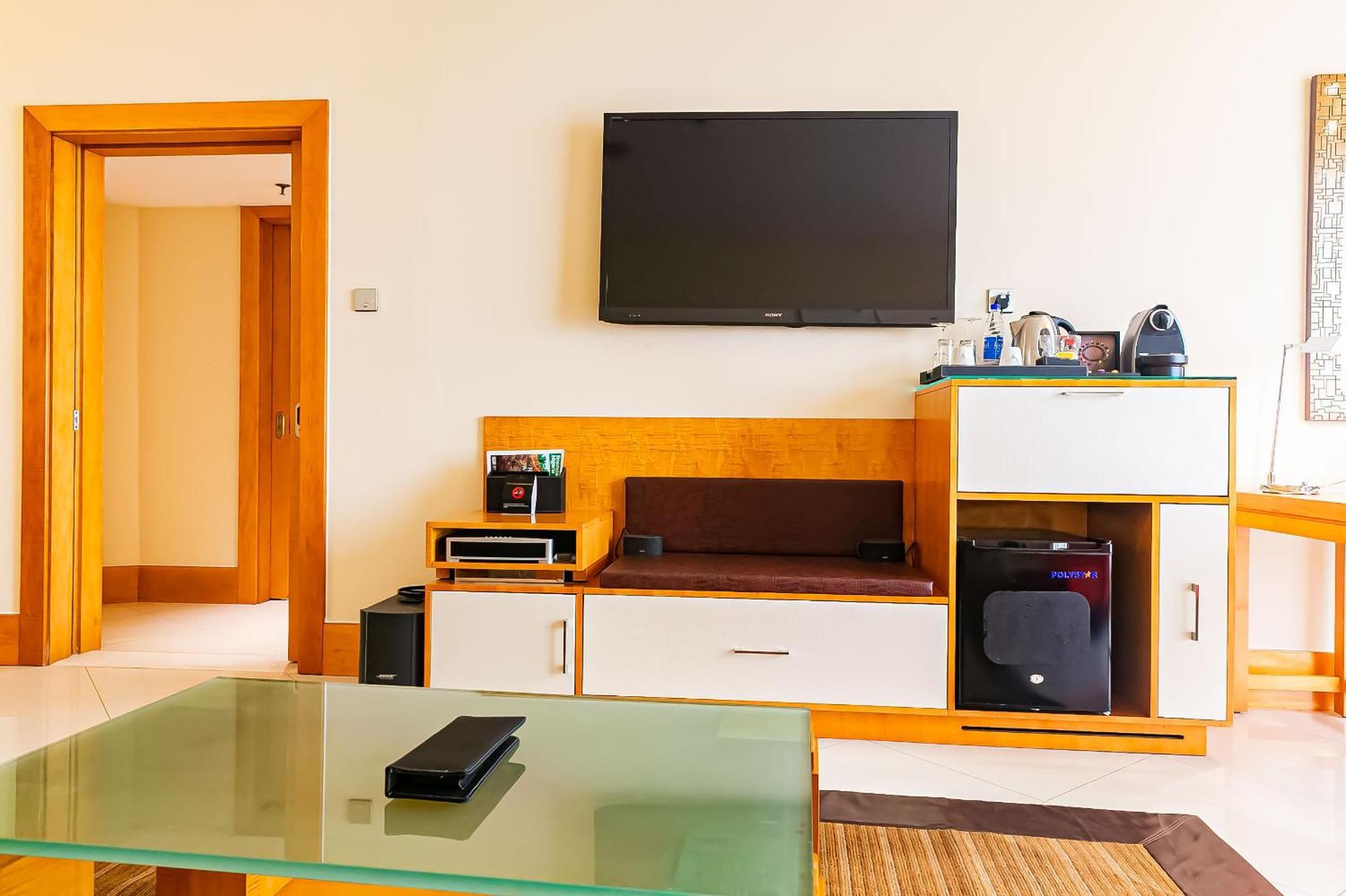 เดอะ ลากอส คอนติเนนตัล โฮเต็ล Hotel ภายนอก รูปภาพ A television set in a hotel room