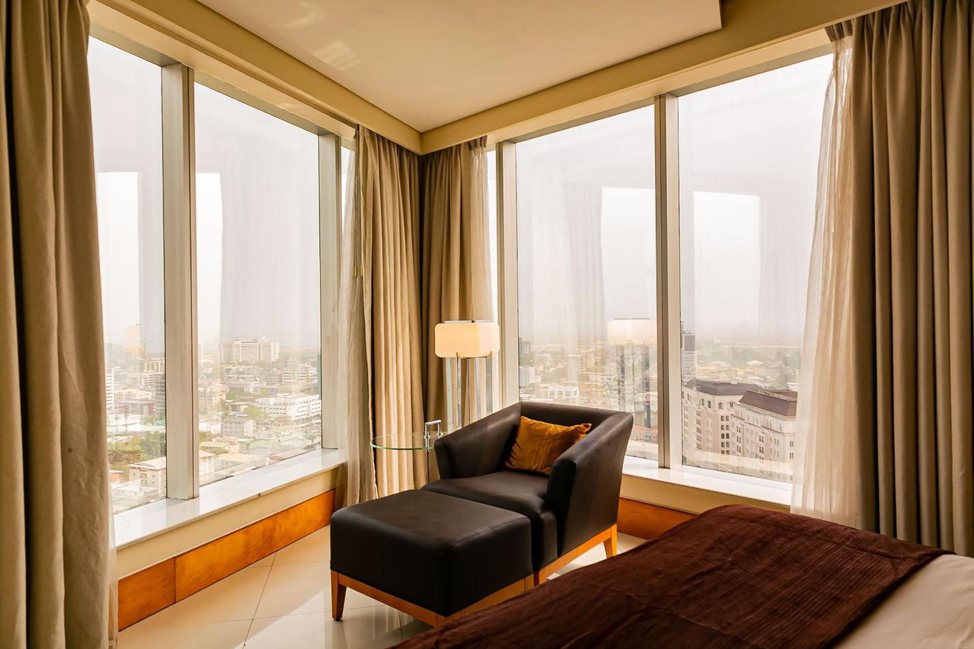 เดอะ ลากอส คอนติเนนตัล โฮเต็ล Hotel ภายนอก รูปภาพ A room at the Ritz-Carlton, Dubai
