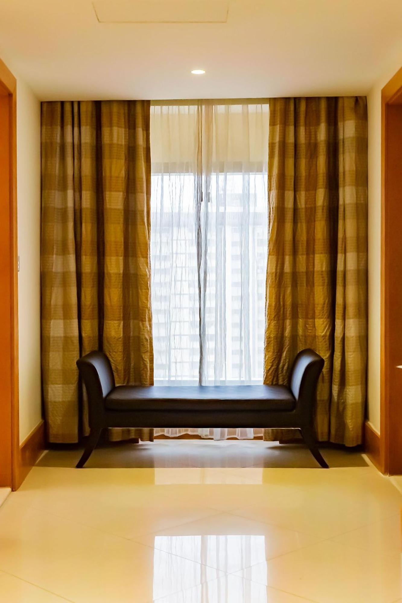เดอะ ลากอส คอนติเนนตัล โฮเต็ล Hotel ภายนอก รูปภาพ Window seat with a settee