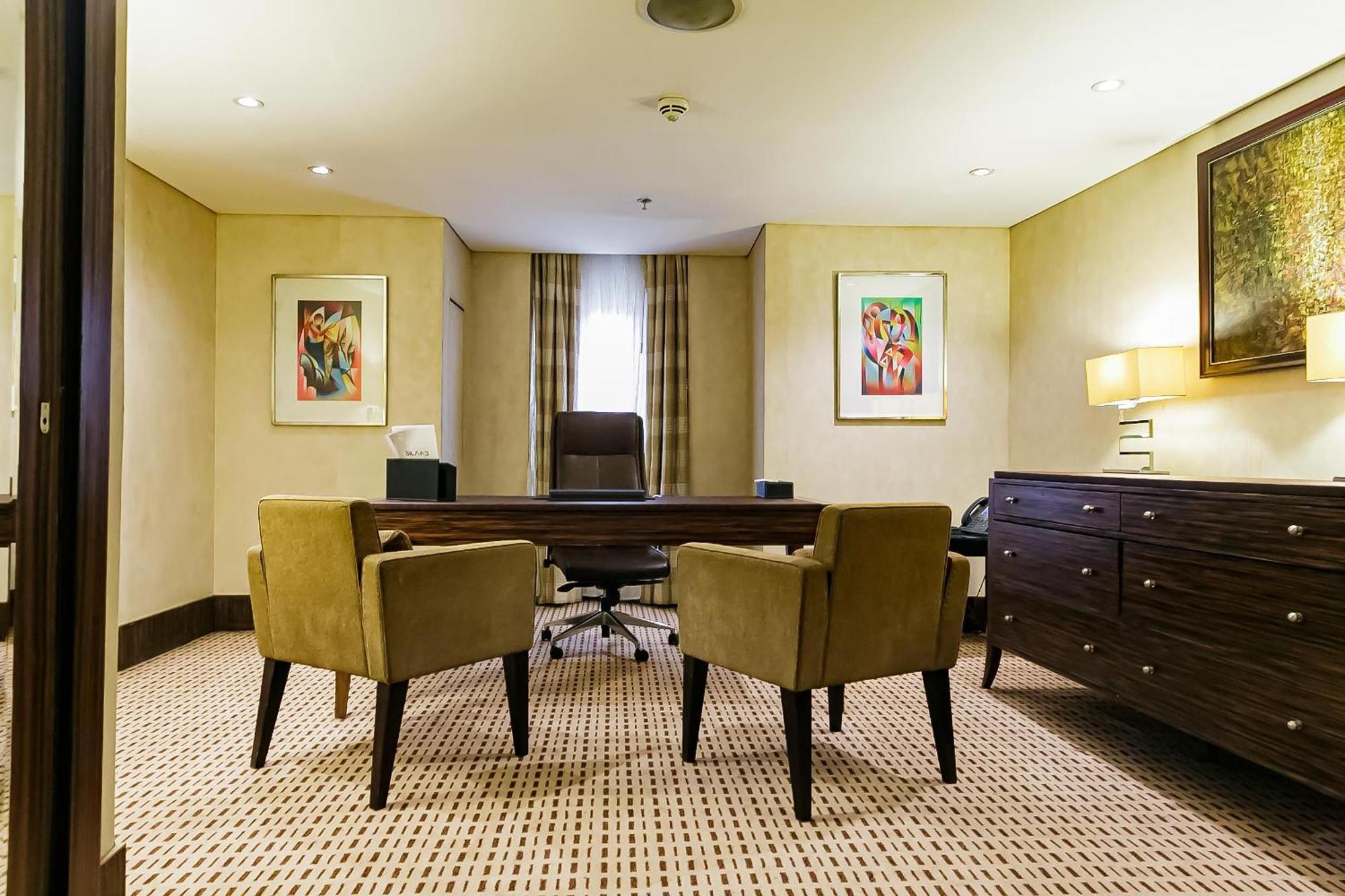 เดอะ ลากอส คอนติเนนตัล โฮเต็ล Hotel ภายนอก รูปภาพ A typical office at the Four Seasons Hotel, London