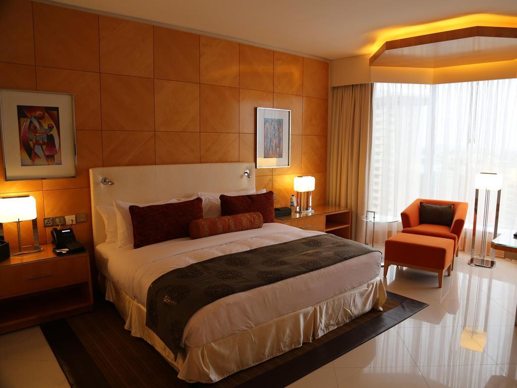 เดอะ ลากอส คอนติเนนตัล โฮเต็ล Hotel ภายนอก รูปภาพ A bedroom at the hotel