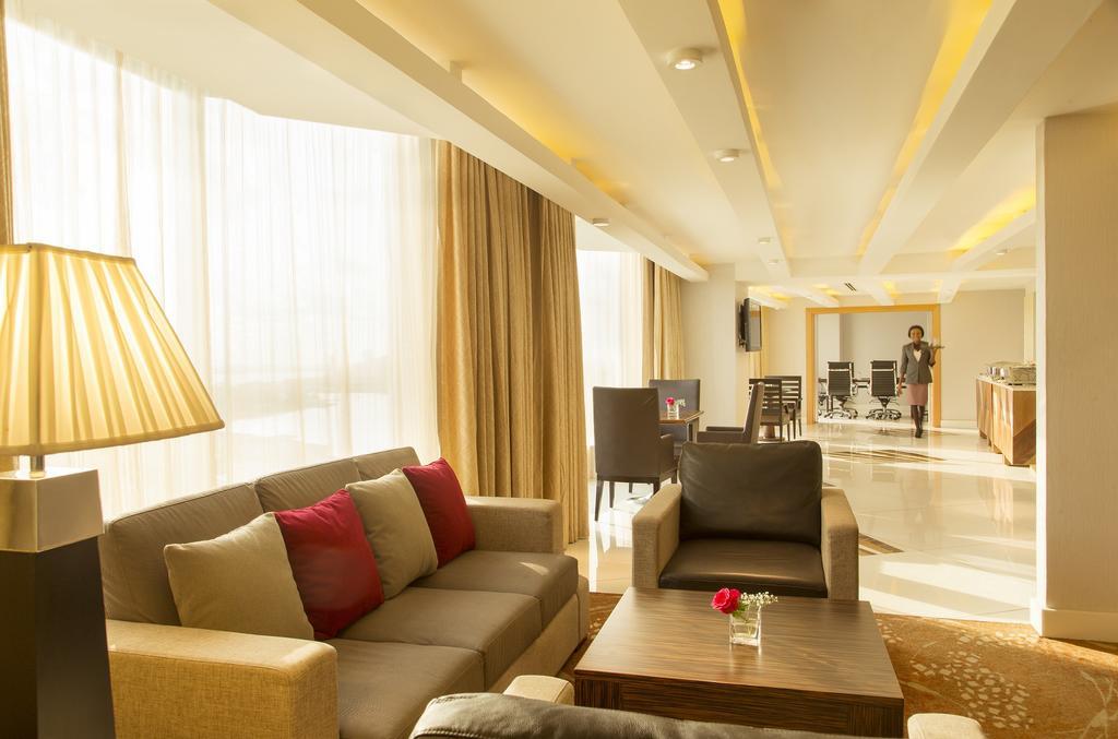 เดอะ ลากอส คอนติเนนตัล โฮเต็ล Hotel ภายนอก รูปภาพ A suite at the hotel