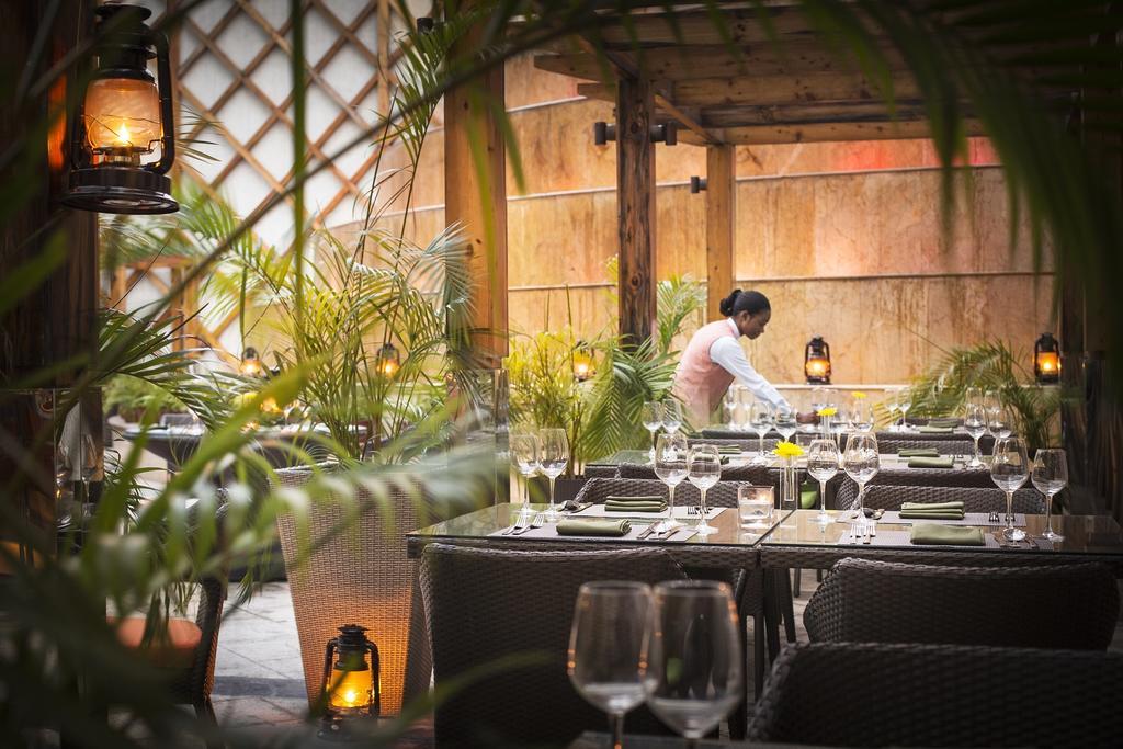เดอะ ลากอส คอนติเนนตัล โฮเต็ล Hotel ภายนอก รูปภาพ The interior of the restaurant