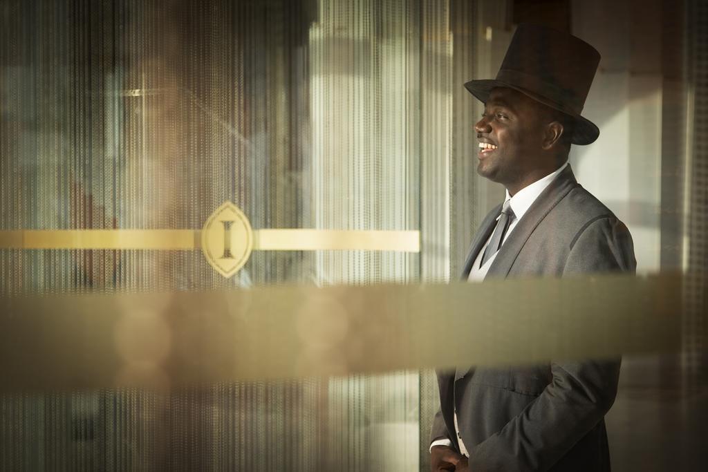 เดอะ ลากอส คอนติเนนตัล โฮเต็ล Hotel ภายนอก รูปภาพ A doorman at the entrance of a nightclub in London