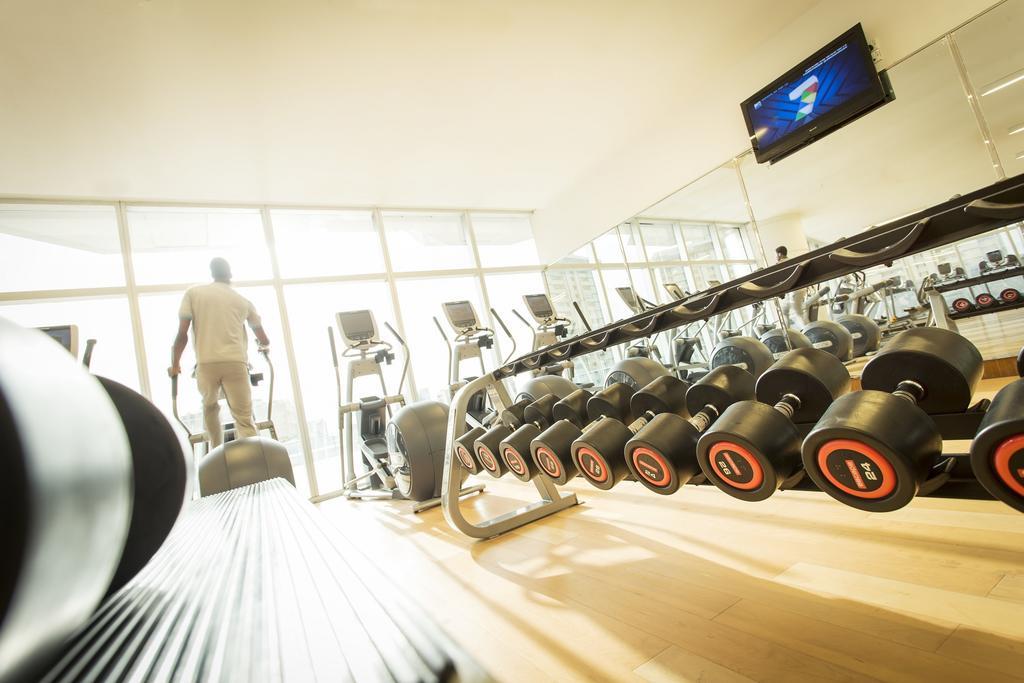 เดอะ ลากอส คอนติเนนตัล โฮเต็ล Hotel ภายนอก รูปภาพ The gym at the London Hilton on Park Street