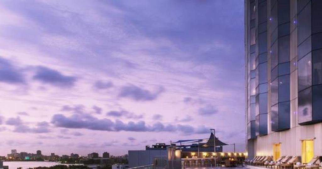 เดอะ ลากอส คอนติเนนตัล โฮเต็ล Hotel ภายนอก รูปภาพ The pool at the hotel