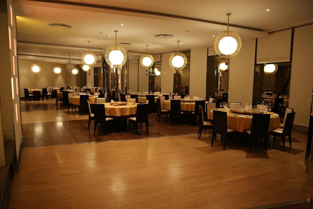 เดอะ ลากอส คอนติเนนตัล โฮเต็ล Hotel ภายนอก รูปภาพ The interior of the restaurant