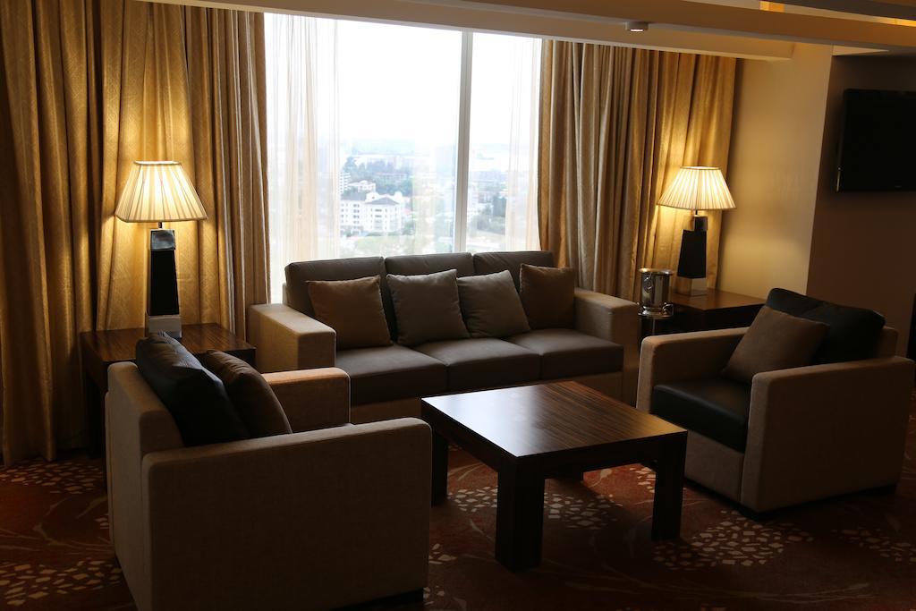 เดอะ ลากอส คอนติเนนตัล โฮเต็ล Hotel ภายนอก รูปภาพ A living room in a suite at the hotel